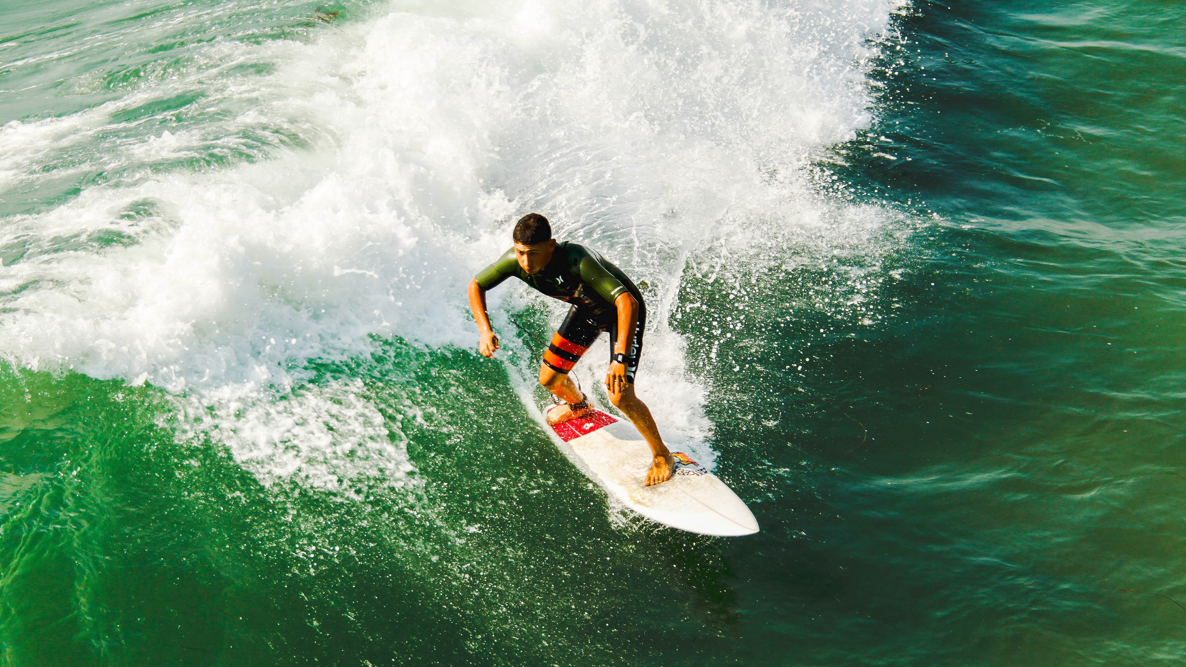 开云品牌-场上战术：不同球队的打法对抗分析，球队战术怎么设置